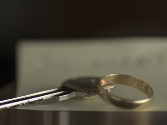 ... hält etwas zusammen. ... hält etwas zusammen.