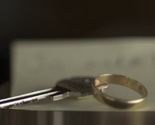 ... hält etwas zusammen. ... hält etwas zusammen.